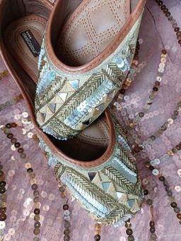 Desi Colour - Women Golden Juttis