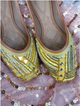 Desi Colour - Women Yellow Juttis