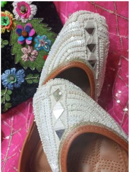 Desi Colour - Women White Juttis