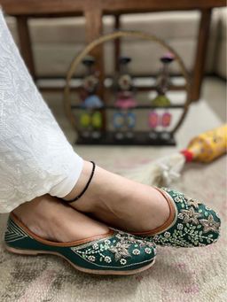 Desi Colour - Women Green Juttis