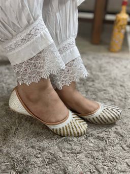 Desi Colour - Women Off White Juttis