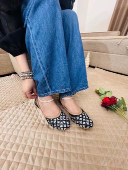 Desi Colour - Women Black Juttis