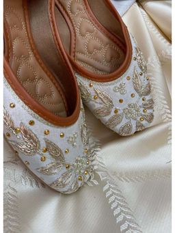 Desi Colour - Women Off White Juttis