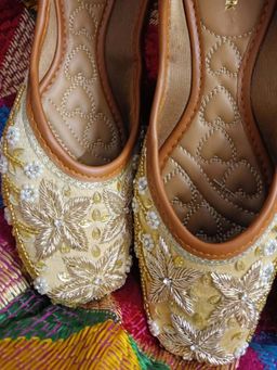 Desi Colour - Women Beige Juttis