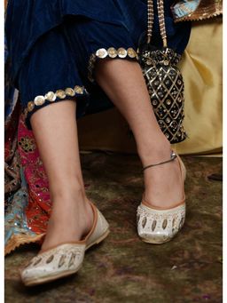 Desi Colour - Women Off White Juttis