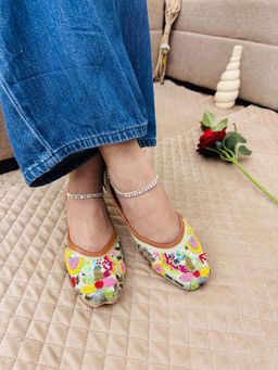 Desi Colour - Women Green Juttis