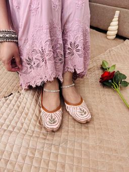 Desi Colour - Women Pink Juttis