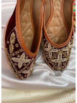 Desi Colour - Velvet Maroon Juttis