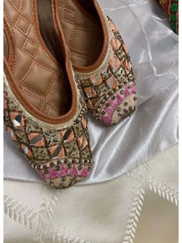 Desi Colour - Peach Handwork Mirror Jutttis