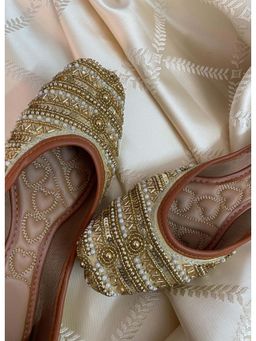 Desi Colour - Gold Heavy Work Juttis