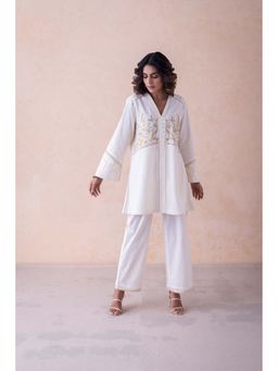 LABEL NAARITI - Ivory Embroidered Inayat Co-Ord (Set of 2)