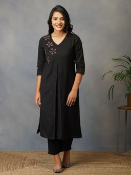 Akiso - Black Straight Kurta With Ajrak Applique Work