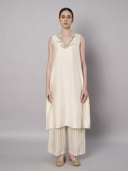 DOUX AMOUR - Open Bloom Ivory Embroidered Kurta With Pant