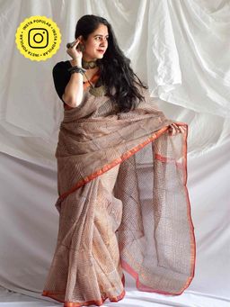Sundarii - Geru Kota Doria Printed Saree and Unstitched Blouse