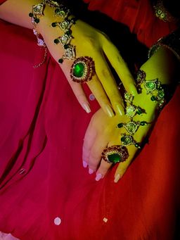 Tussya by Shreya - Hiraaz Haath Phool Set