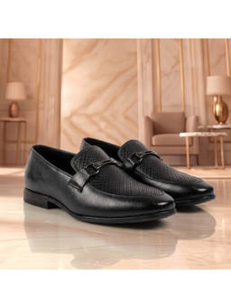 Metro - Men Black Textured Formal Loafers
