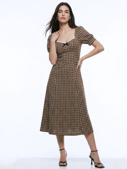 Outzidr - Brown Sweetheart Neckline Checkered Dress