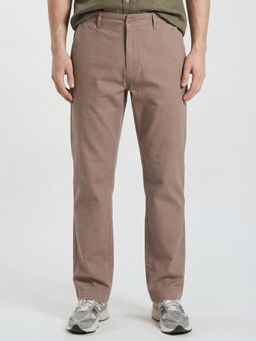 HIGHLANDER - Men Mauve Solid Relaxed Fit Chinos