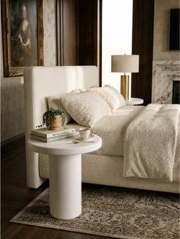 THEGASBH - WHITE ROUND SIDETABLE