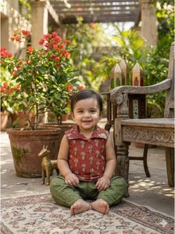 Kinder Kids - Girls Floral Printed Regular Pure Cotton Kurti With Dhoti