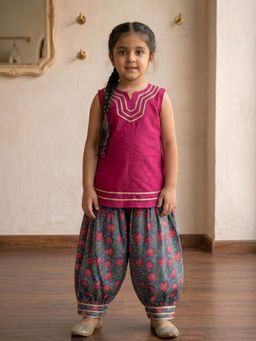 Kinder Kids - Girls Floral Regular Thread Work Pure Cotton Kurta With Salwar