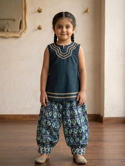 Kinder Kids - Girls Regular Thread Work Pure Cotton Kurta With Salwar