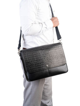 REVUP - Black Classic Leather Messenger Bag With Detachable Strap