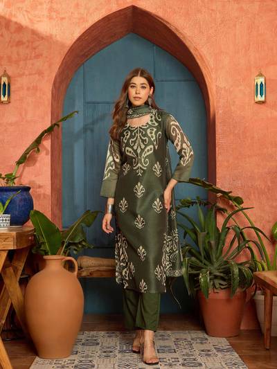 Women Green Chanderi Silk Kurta with Pant and Dupatta