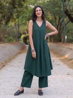 Gahan - Womens Dark Green Rayon Blend Solid A-Line Kurta With Pant