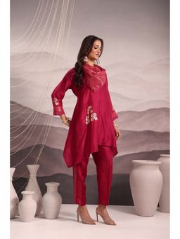 OMI - Deep Magenta Anti-Fit Asymmetric Kurti With Pant And Scarf