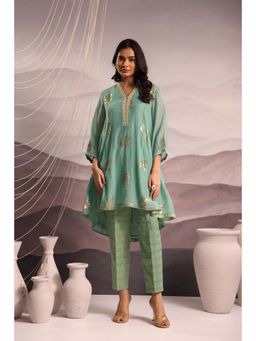 OMI - Aqua Embroidered Chanderi High-Low Kurta With Pant And Inner
