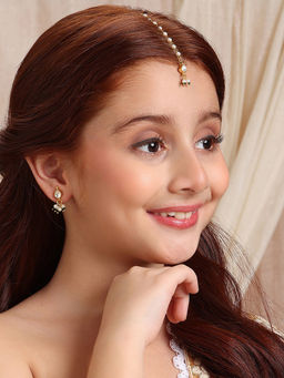 Ruby Raang Studio - Green Kundan in Gold Plated Brass Tear Drop Shaped Maang Tikka and Earrings Set