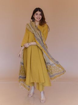 The Indian Ethnic Co. - Nyra Yellow Solid Slub Cotton Jhabbha Kali Kurta With Hand Embroidery