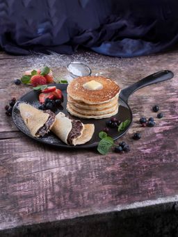 Victoria - 10.5-Inch Cast Iron Comal Griddle Pan with A Long Handle, Preseasoned with Flaxseed Oil