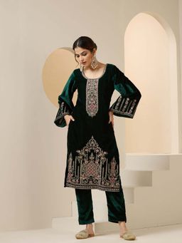ISHIN - Women Green Velvet Kurta with Pant (Set of 2)