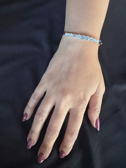 Mon Tresor - Graded Round 1/4 Oval Bangle - White