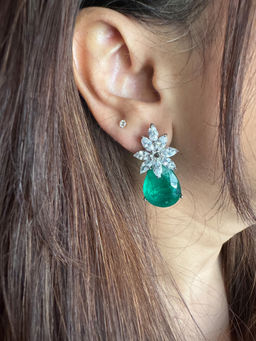 Mon Tresor - Marquis Flower Cluster Top With Green Drop Earrings