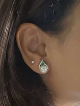 Mon Tresor - White Pearl Stud Earrings With Leaf Dia Halo - Grey