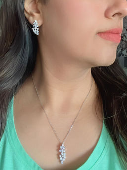 Mon Tresor - Leaf Shaped Pendant Necklace with Pair Of Earrings Cluster Of Round Diamonds - White