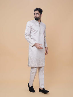 EKATVA ETHNIC - Men Off-White Embroidered Kurta with Pyjama