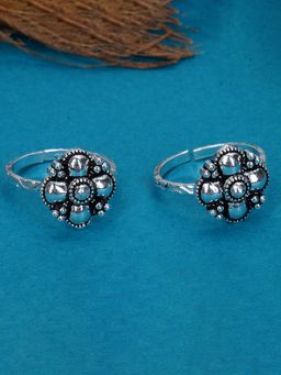 Praavy - 925 Oxidised Silver Blooming Star Adjustable Toe Ring