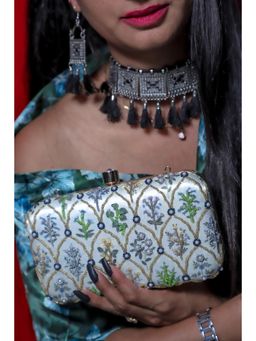 SWISNI - White Sober Embroidery Rectangular Clutch Bag