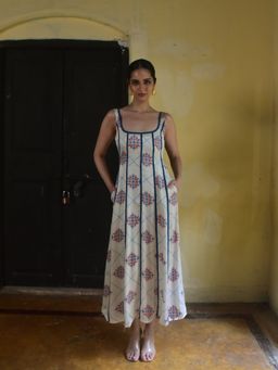 WHY SO BLUE - Vani Modal Panelled Dress - Off White