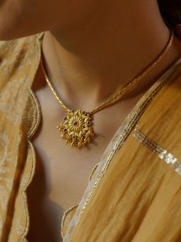 ZARIIN - Floral Wonder Pendant Necklace