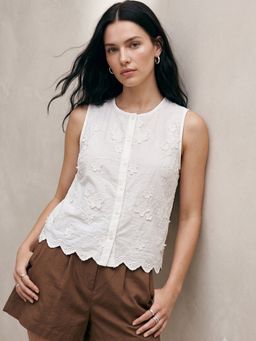 Outzidr - White Regular Fit Sleeveless Top In 3D Schiffli