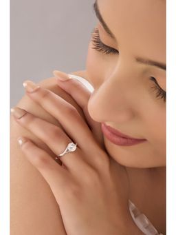 QUENE CRAFTED FOR ELEGANCE - Sterling Silver Shimmer Stone Ring