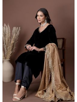 Doree By Rinkie - Women Velvet Black Embellished Kurta with Pant and Dupatta