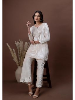 Doree By Rinkie - Women Velvet Ivory Embellished Kurta with Pant