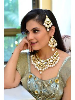 SWABHIMANN - Adharsha White Gold Plated Polki Short Necklace with Earrings and Maang Tikka