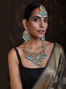 SWABHIMANN - Damini Ferozi Gold Plated Kundan Short Necklace with Earrings and Maang Tikka